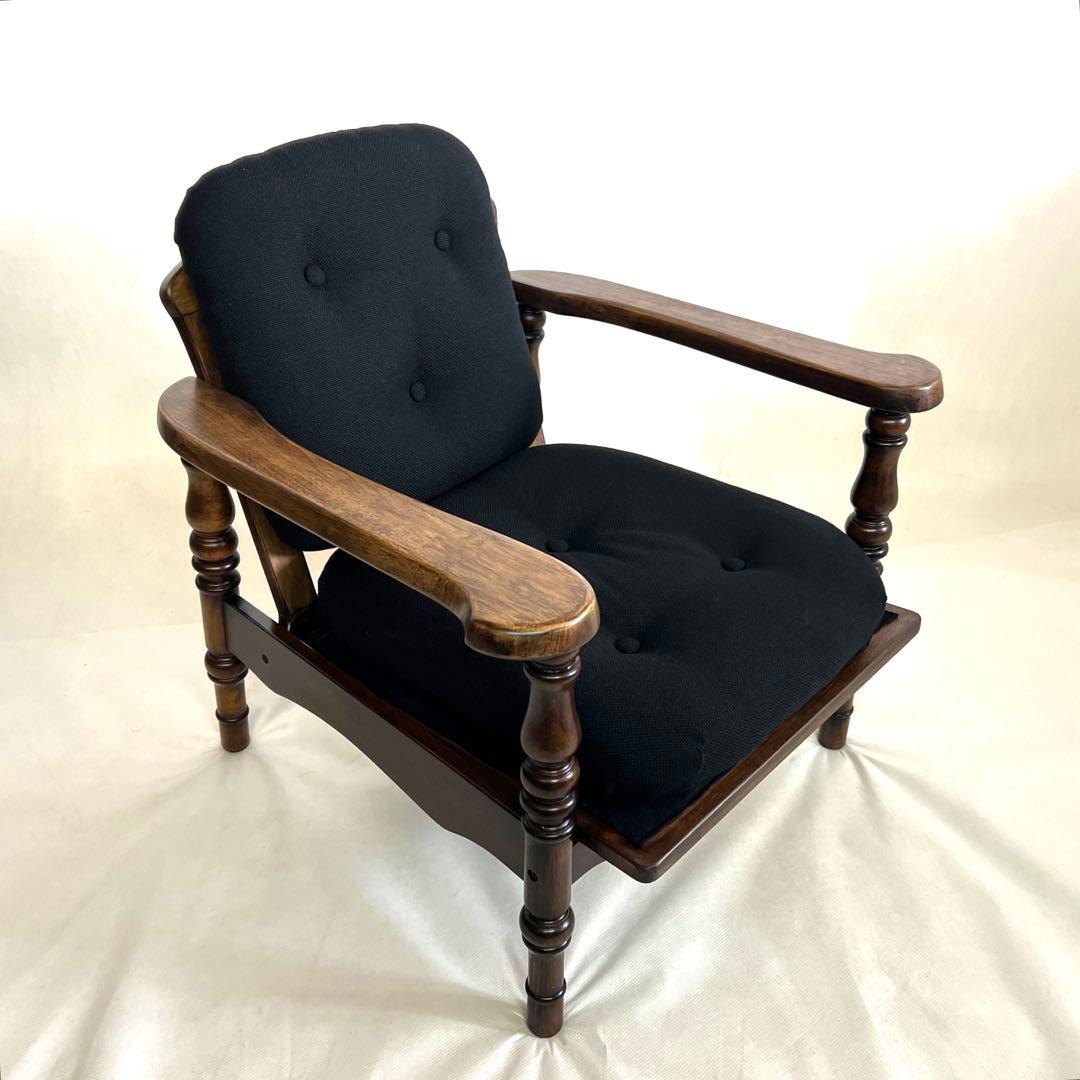 木製アームチェア・ 黒ファブリックソファ・ボタンクッション・ブラック