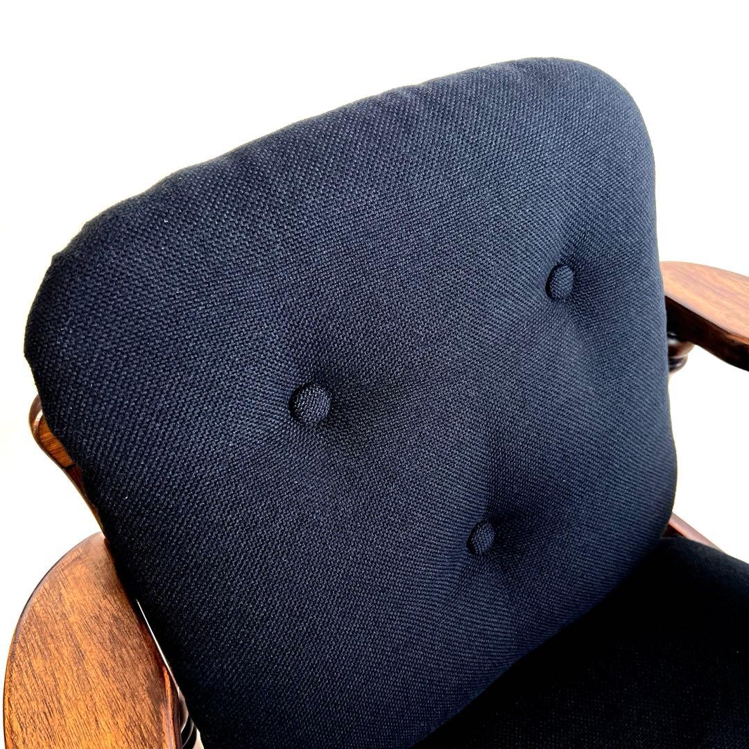 木製アームチェア・ 黒ファブリックソファ・ボタンクッション・ブラック