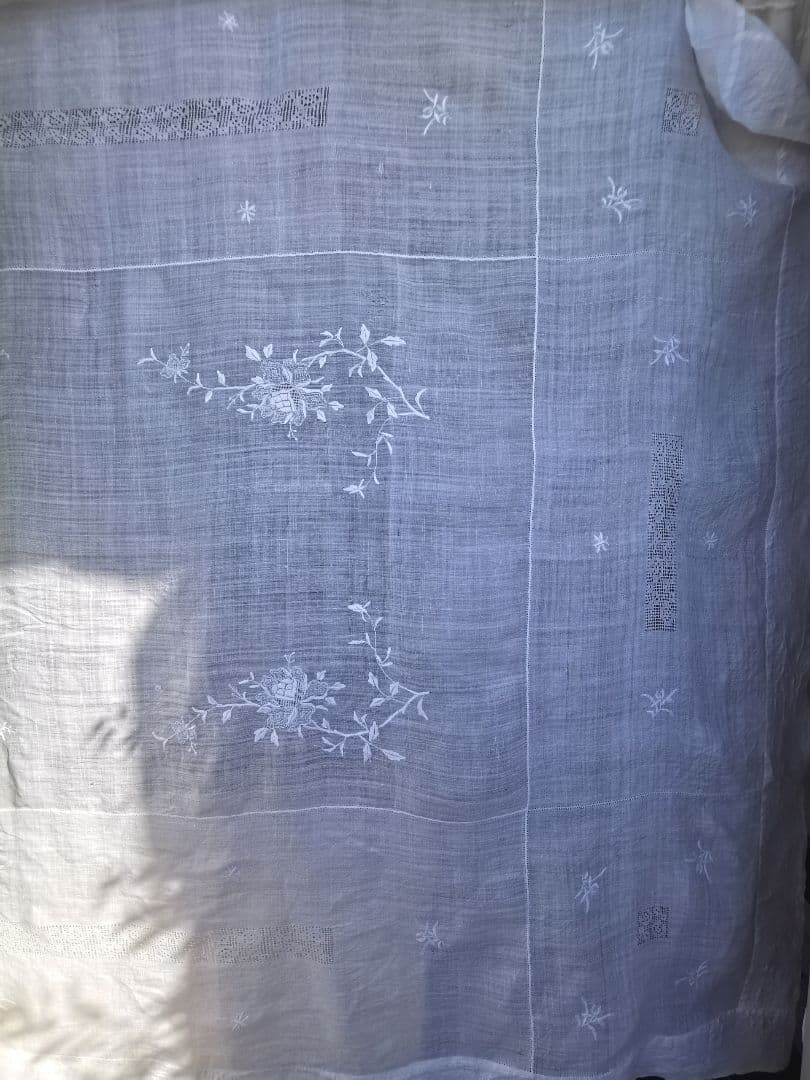 アンティークニードルワーク 昆虫＆薔薇刺繍フィレレース 大判シアークロスカーテン