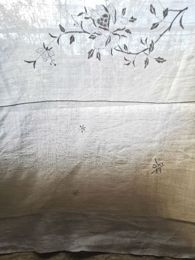 アンティークニードルワーク 昆虫＆薔薇刺繍フィレレース 大判シアークロスカーテン