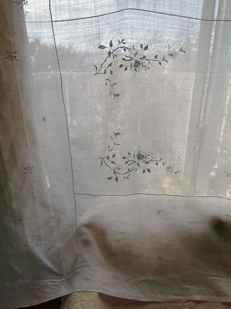 アンティークニードルワーク 昆虫＆薔薇刺繍フィレレース 大判シアークロスカーテン