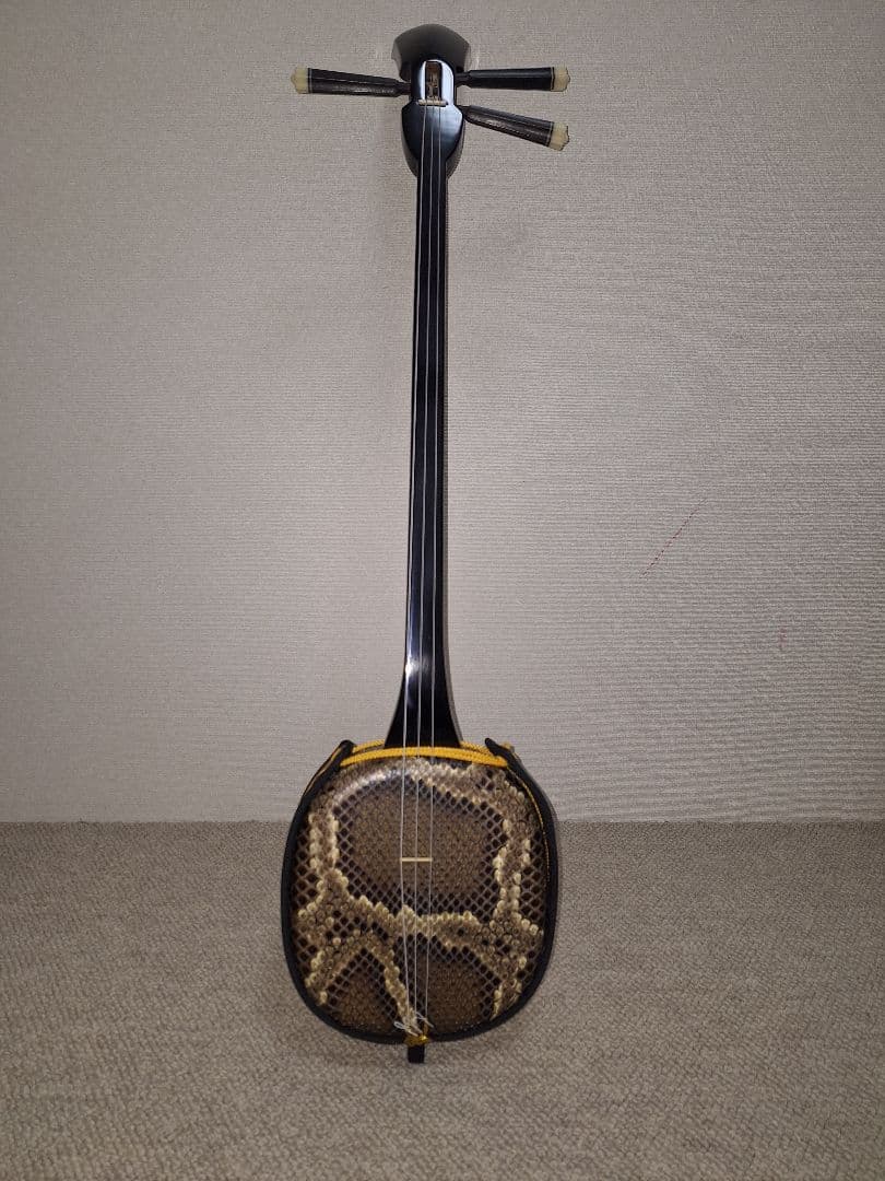 沖縄三線　ヘビ皮 ケース付き