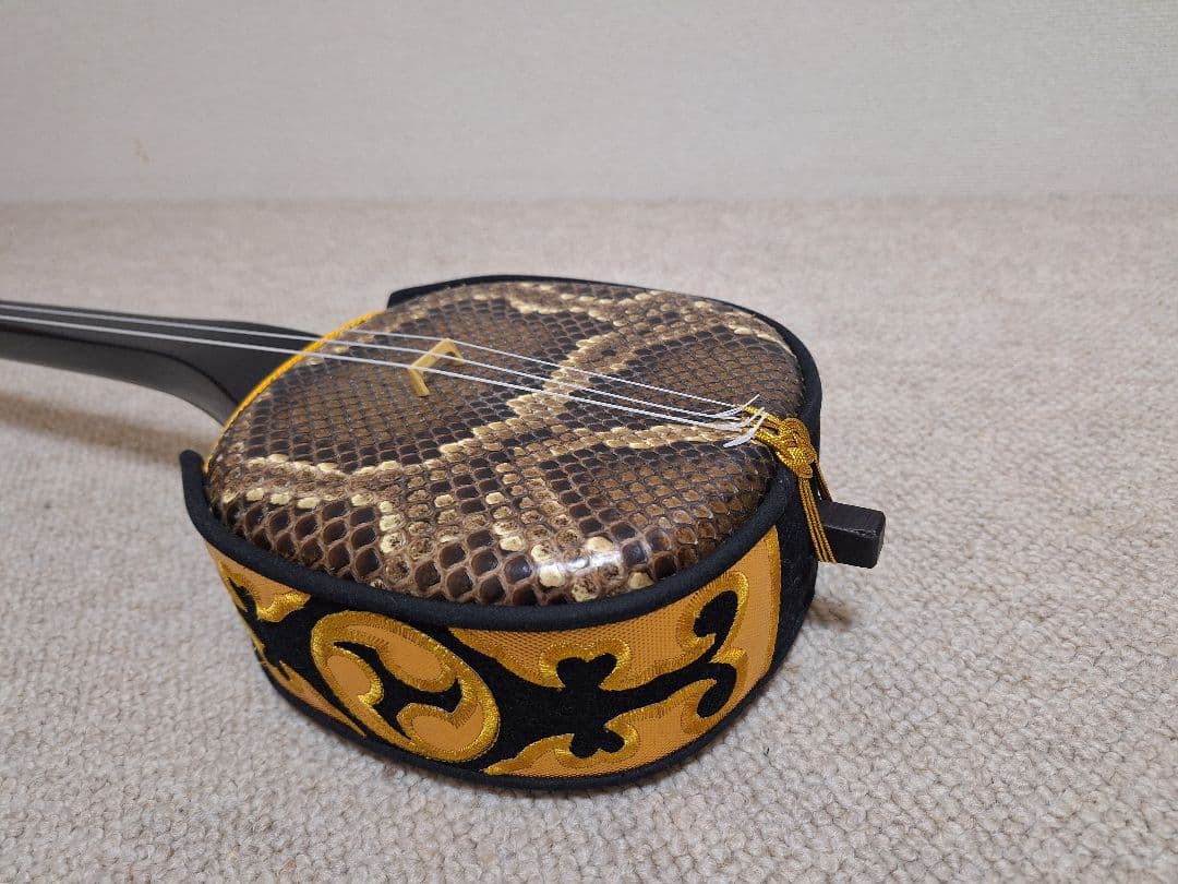 沖縄三線　ヘビ皮 ケース付き