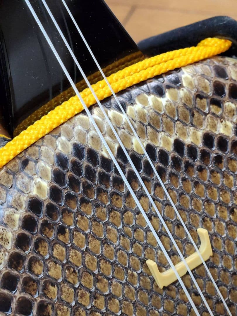 沖縄三線　ヘビ皮 ケース付き