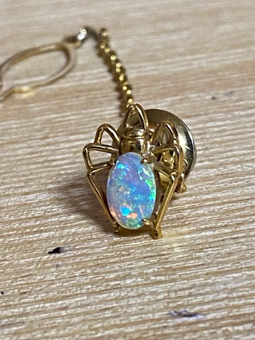 オパールのタイタック