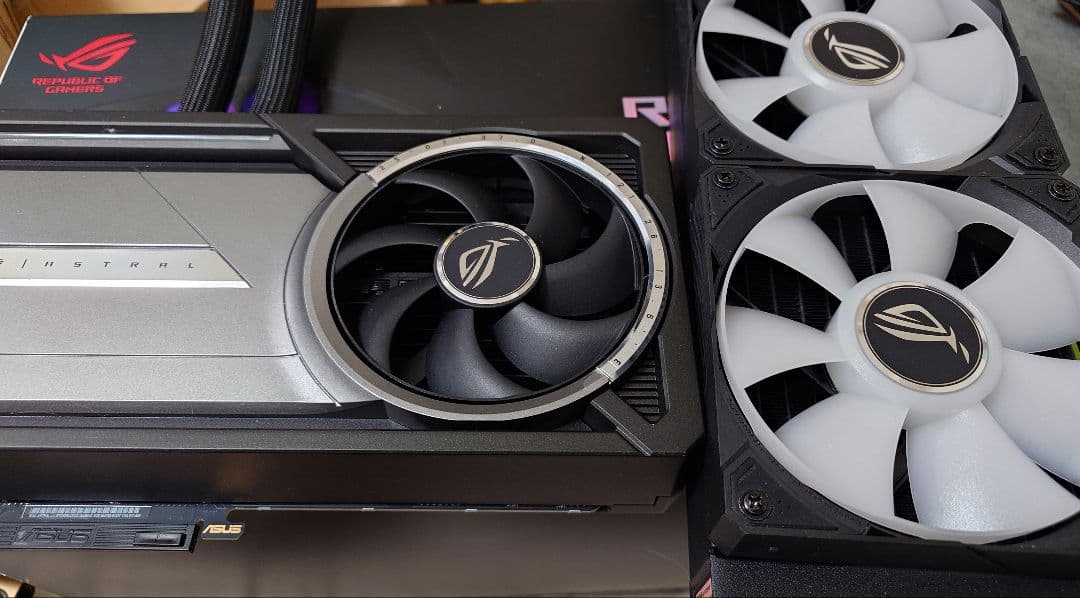 外箱難あり、小傷あり。ROG Astral GeForce RTX5090水冷
