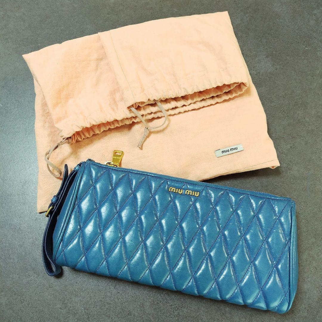 美品✨ミュウミュウ♡クラッチバッグ　キルティング　ハンドストラップ　ゴールド金具