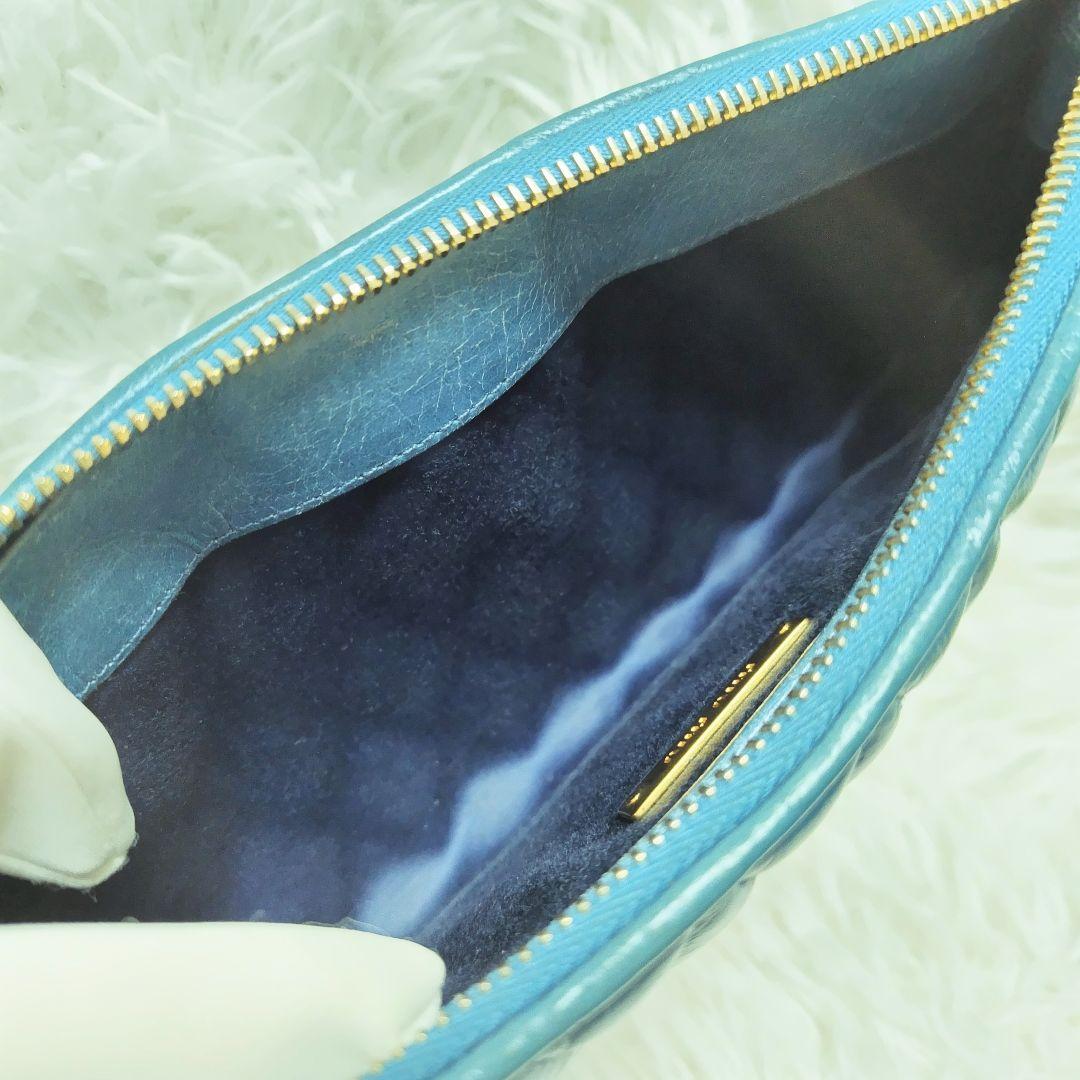 美品✨ミュウミュウ♡クラッチバッグ　キルティング　ハンドストラップ　ゴールド金具