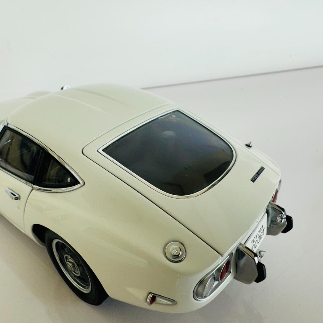 美品 1/18 オートアート トヨタ 2000GT クーペ ホワイト