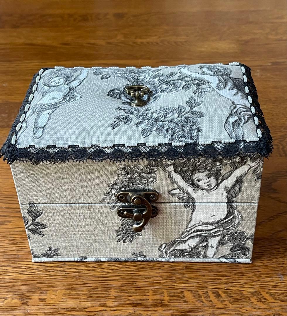 FUKUSUKEです　カルトナージュミニ裁縫箱
