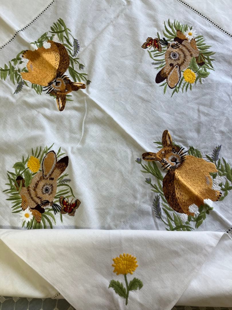 ウサギ刺繍のテーブルクロス87x87cm