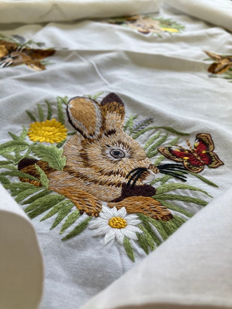 ウサギ刺繍のテーブルクロス87x87cm