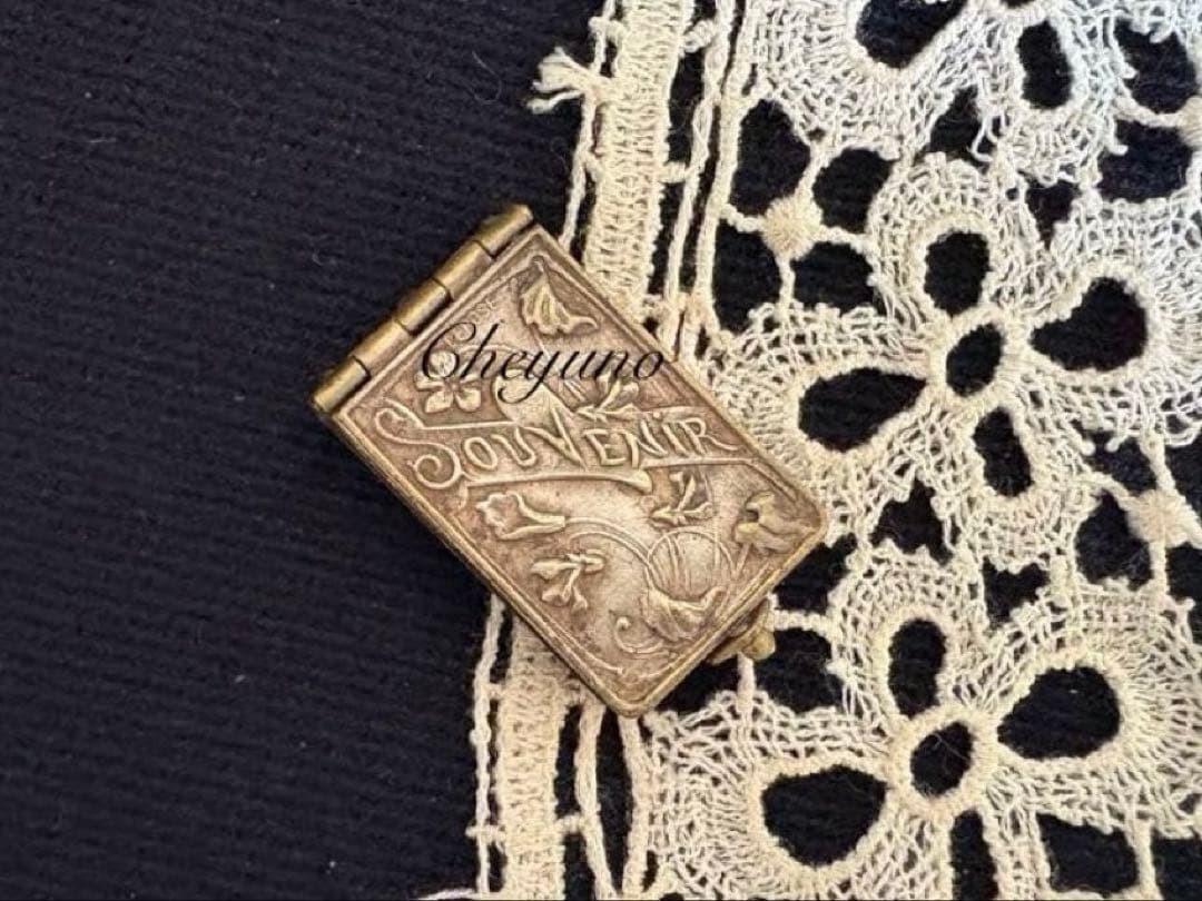 フランスアンティーク　ミニチュア　カルネドバル型　写真　ペンダントトップ