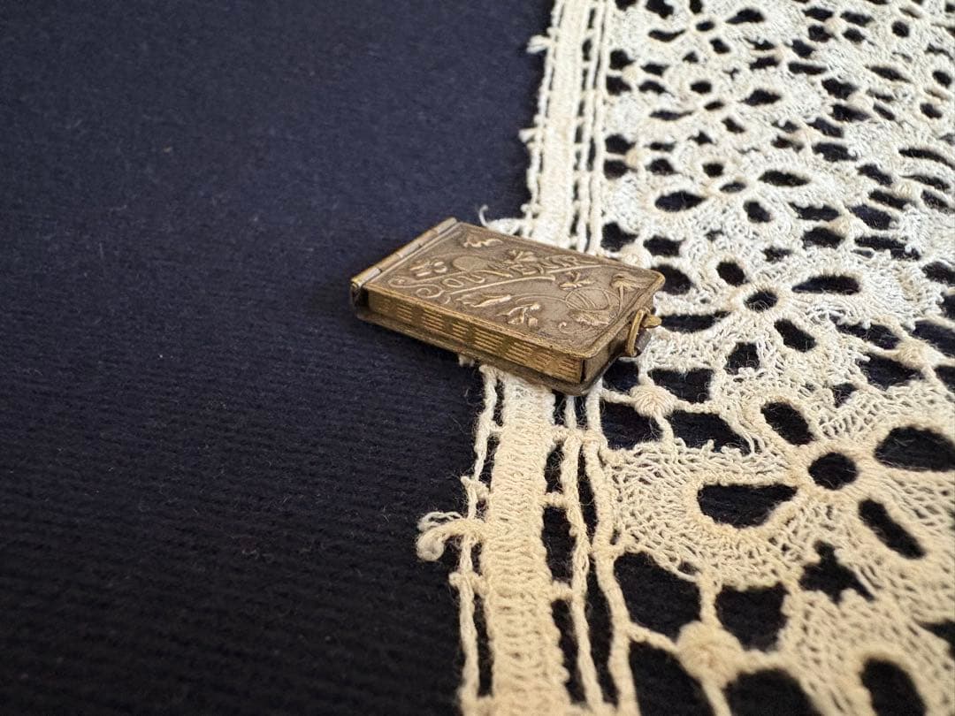 フランスアンティーク　ミニチュア　カルネドバル型　写真　ペンダントトップ