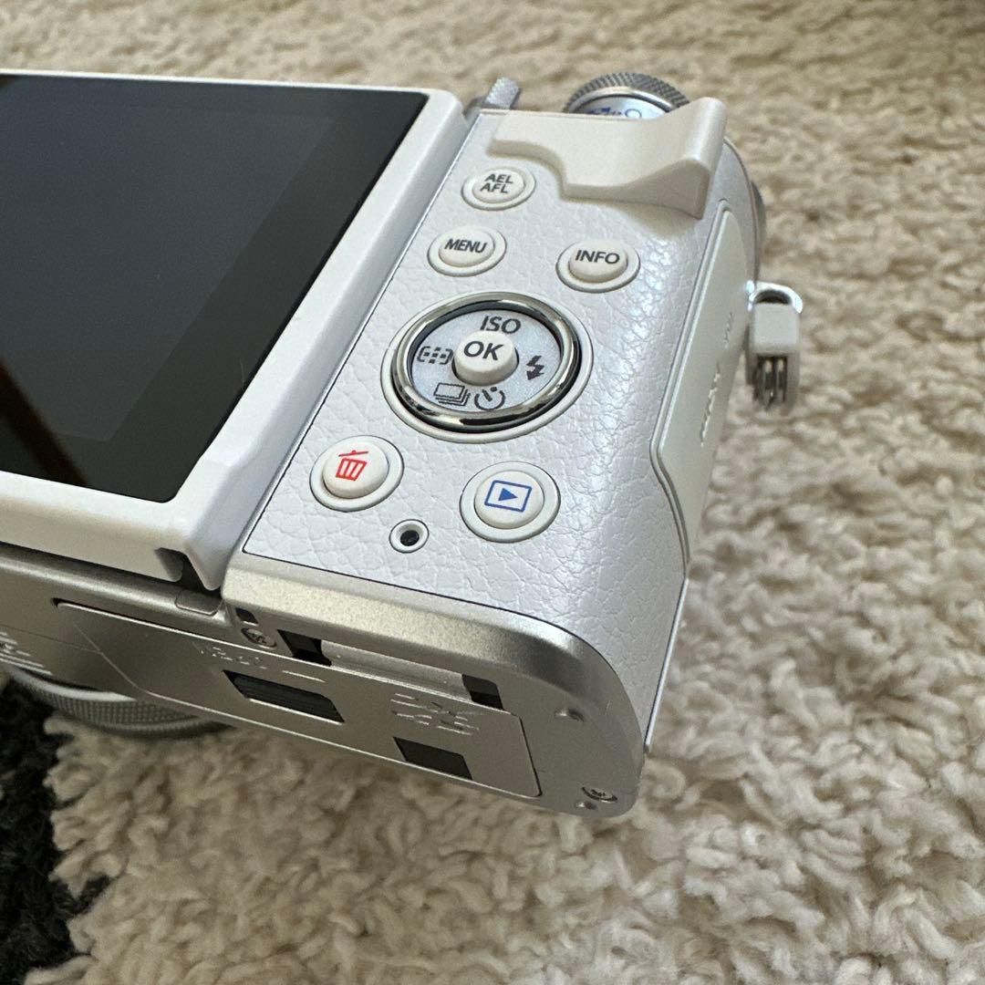 OLYMPUS PEN EーP7 EZダブルズームキットミラーレス一眼カメラ