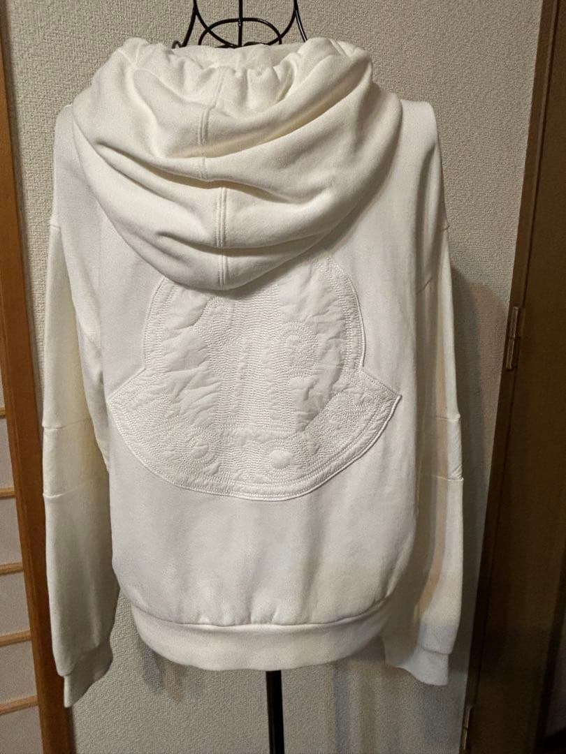 MONCLER フード付きオフホワイトスウェット　正面極小シミ有　sizeS〜M