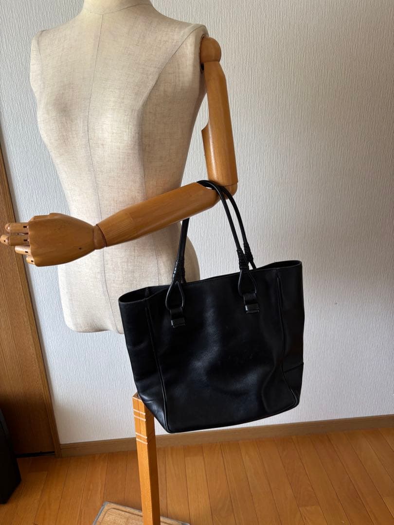 ボッティガベェネタ黒のトートバッグ