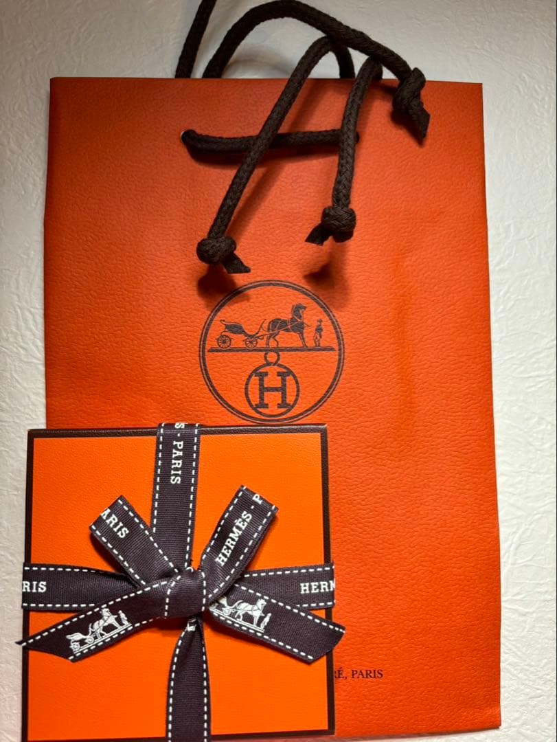 【新品未開封】エルメスホリデー限定品　《プードル ロカバール》　フェイスパウダー