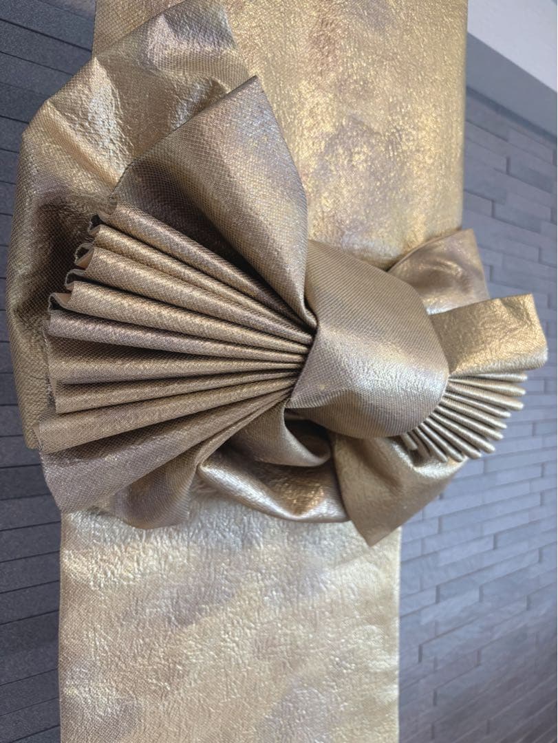 帯をリメイクした飾り結びのあるタペストリー