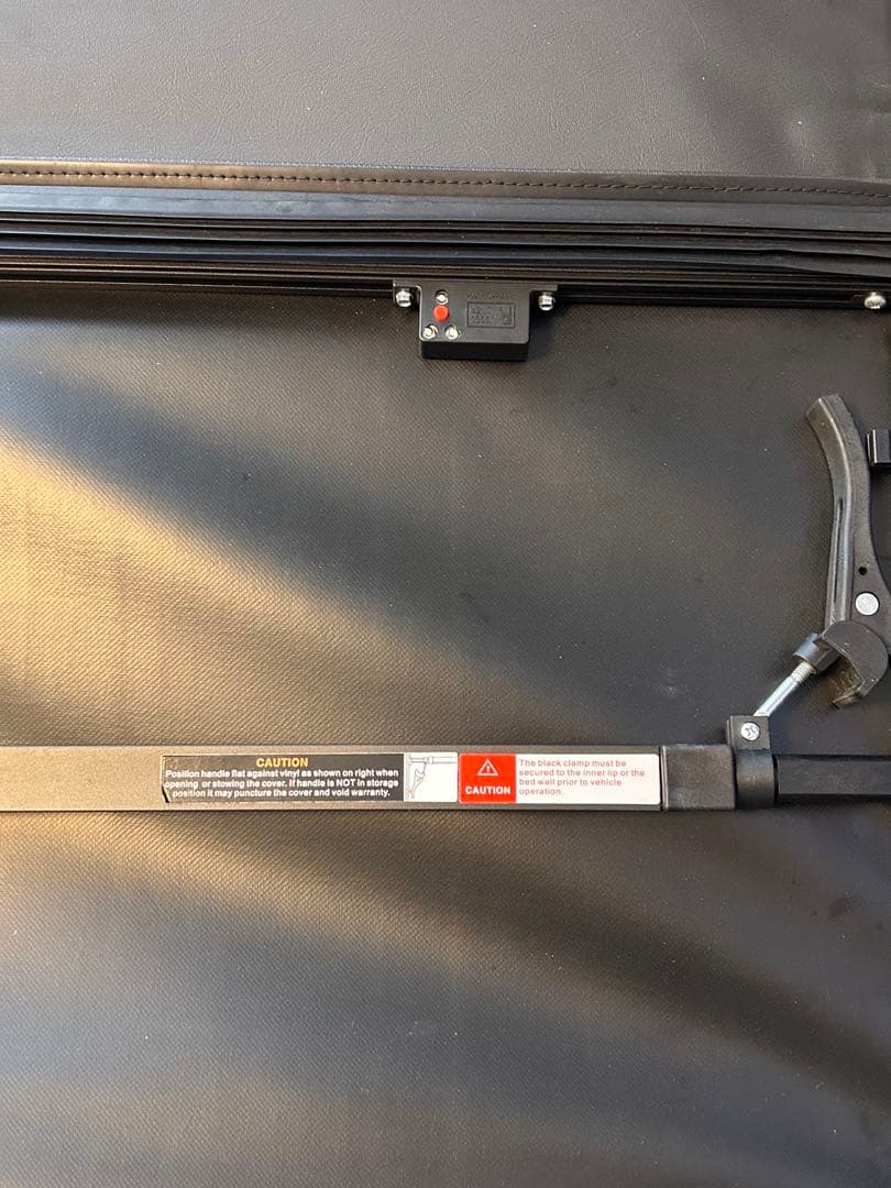 ハイラックス 　三つ折り RUGGED LINERソフトトノカバ ー荷台