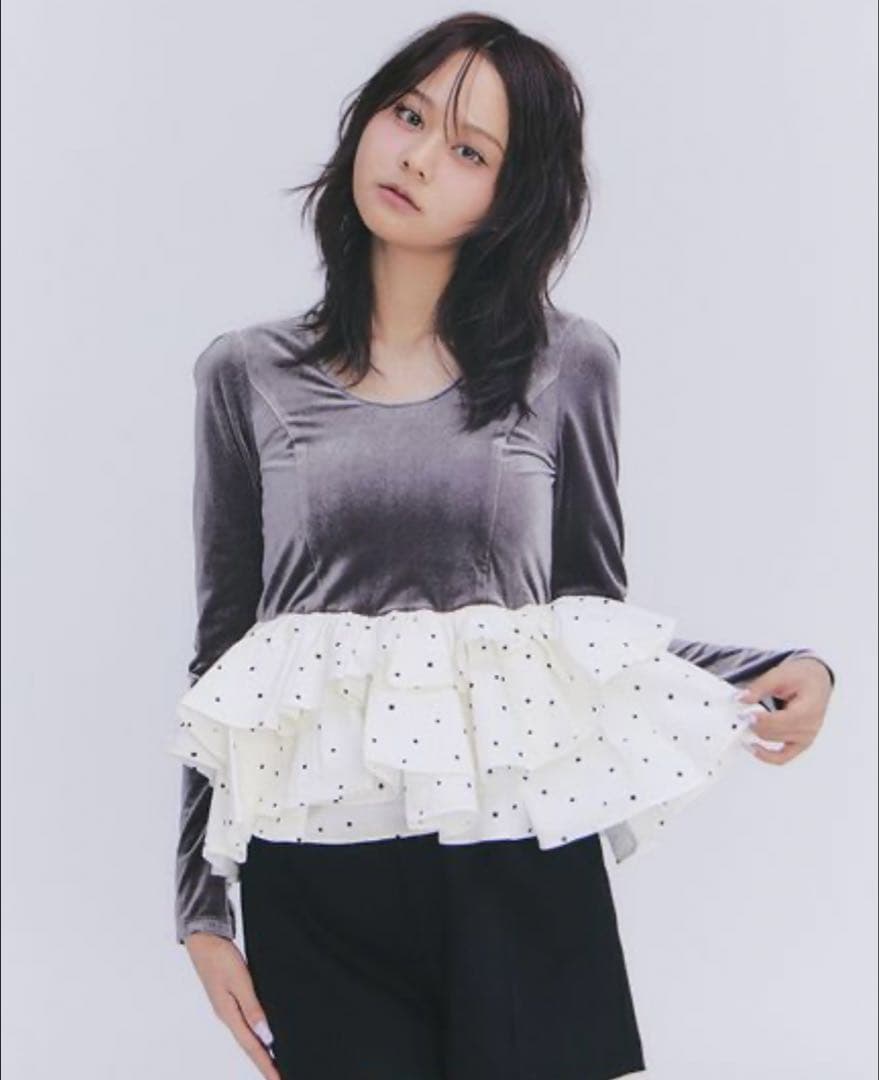 【美品】LILYBROWN ベロアペプラムフリルトップス