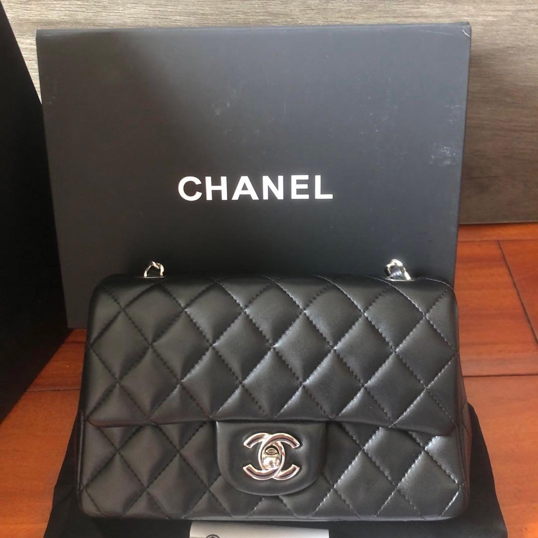 キルティングデザインのブラックレザーショルダーバッグ、チェーンストラップ付き。