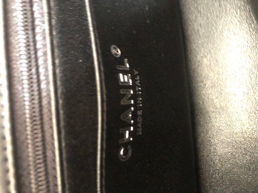 キルティングデザインのブラックレザーショルダーバッグ、チェーンストラップ付き。