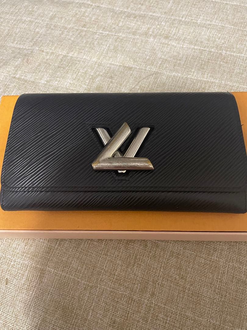 ルイヴィトン LOUIS VUITTON　財布　エピポルトフォイユ