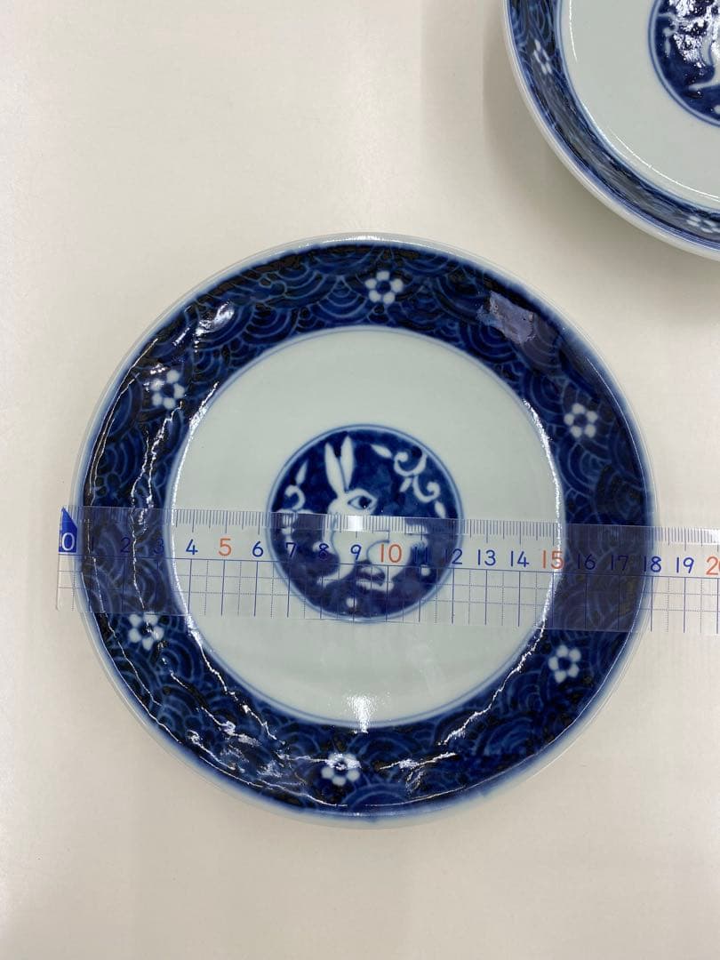 岩永浩 作 染付青海波うさぎ文皿 2枚セット