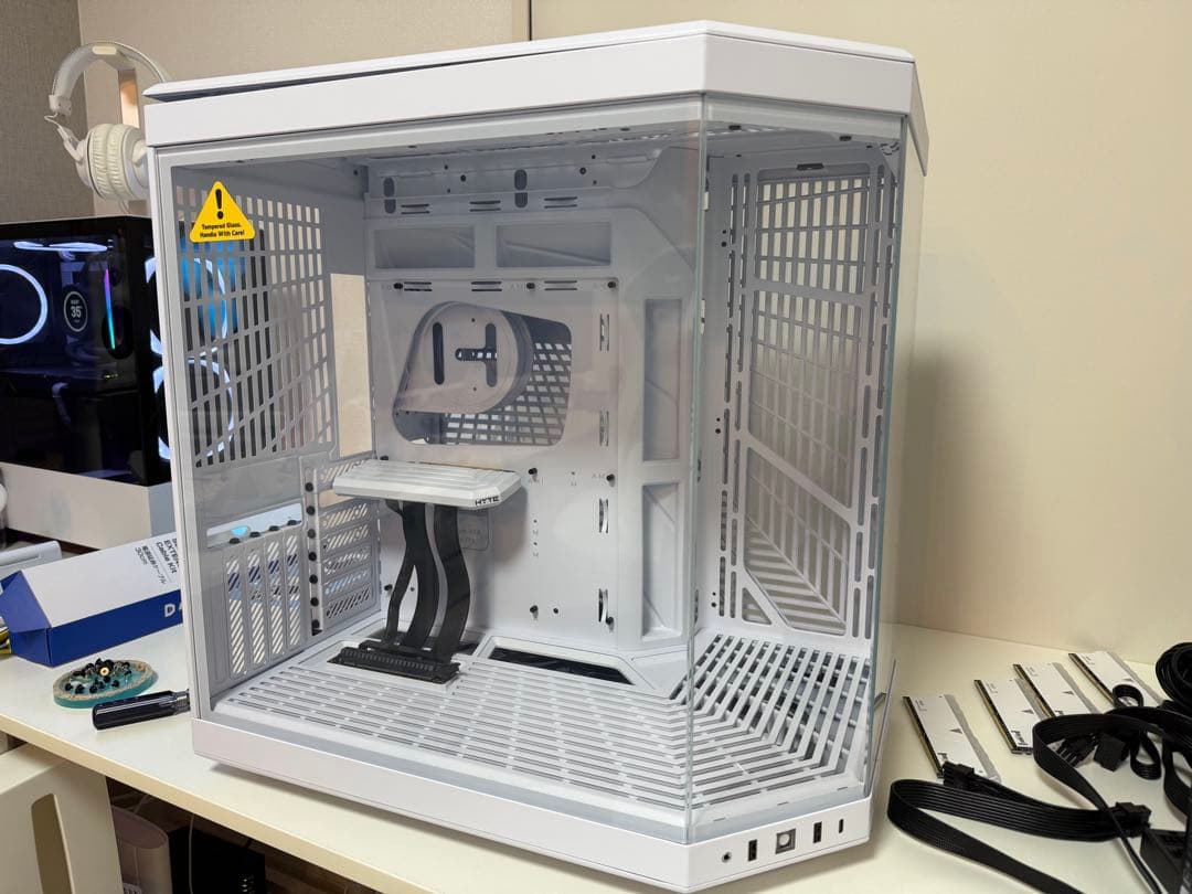 HYTE Y70 ホワイト PCケース