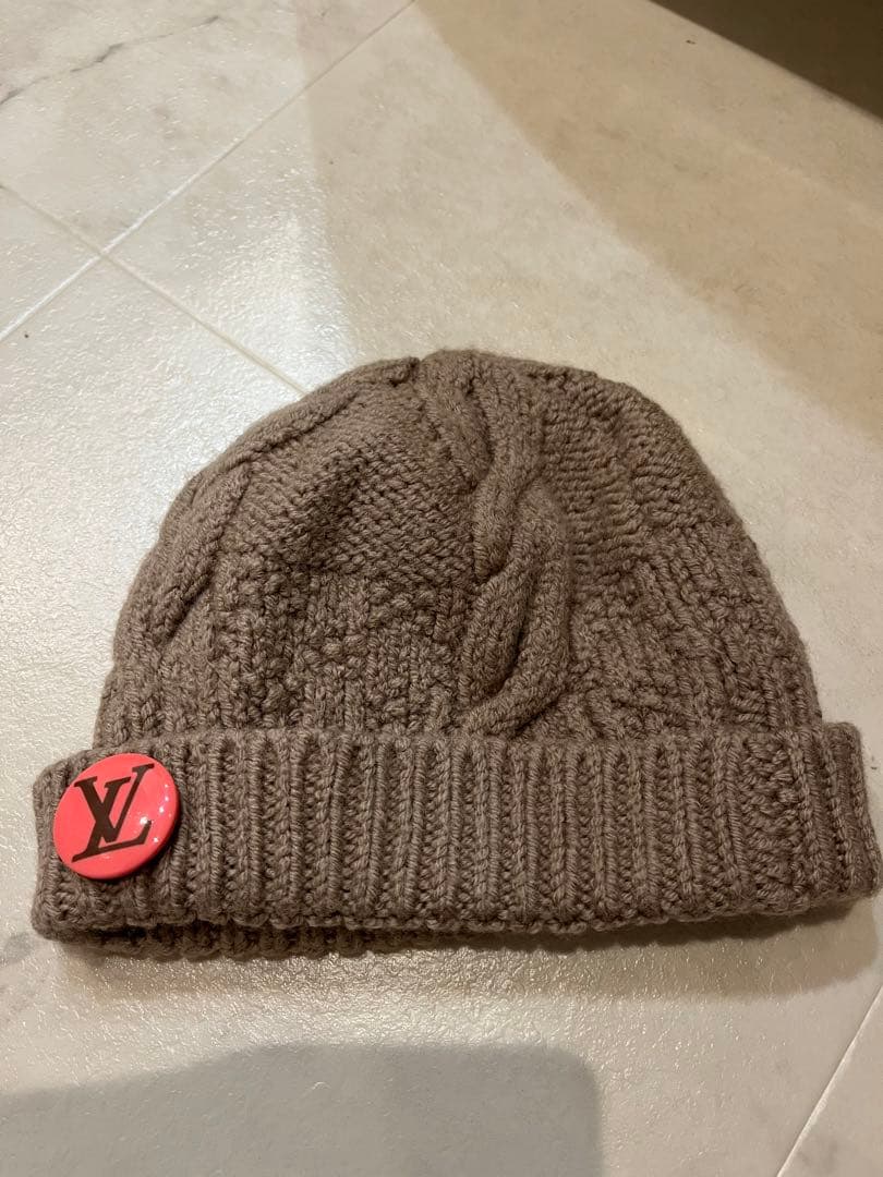 ルイ・ヴィトン LOUIS VUITTON ニット帽 ビーニー ベージュ缶バッチ