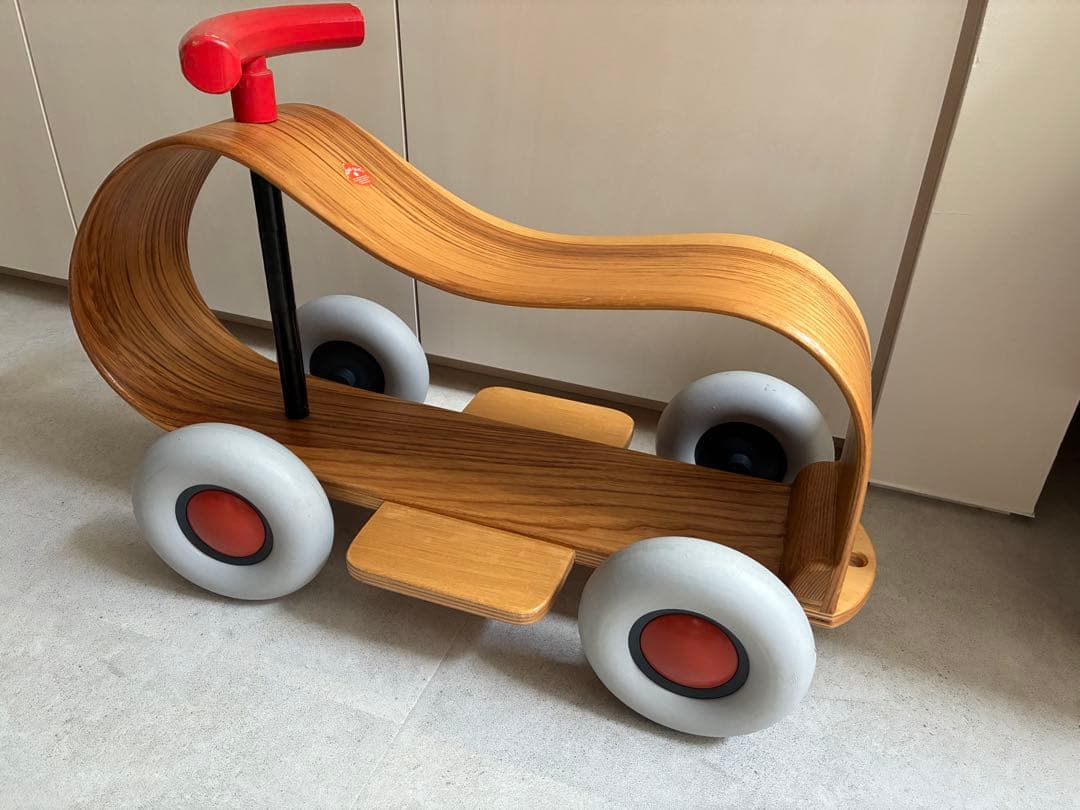 木製三輪車 グレーと赤のホイール