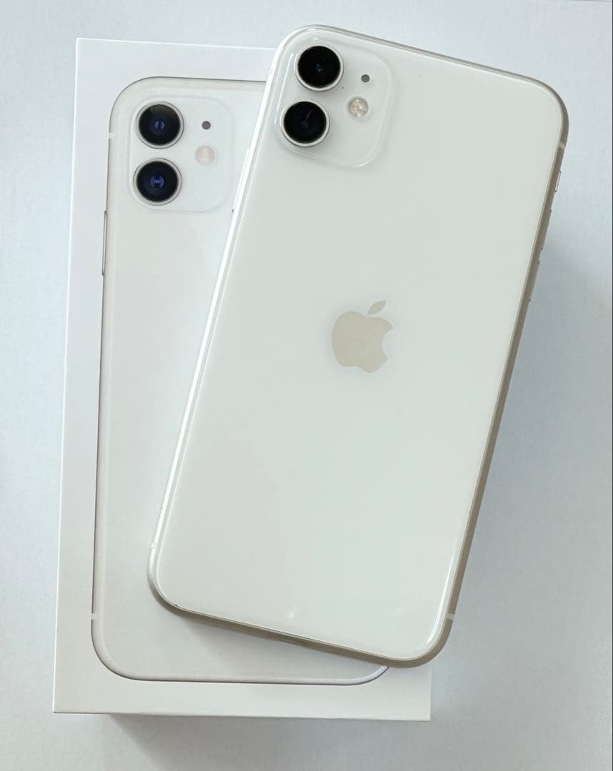 iPhone11 ホワイト　SIMロック解除済み、箱付、付属品あり