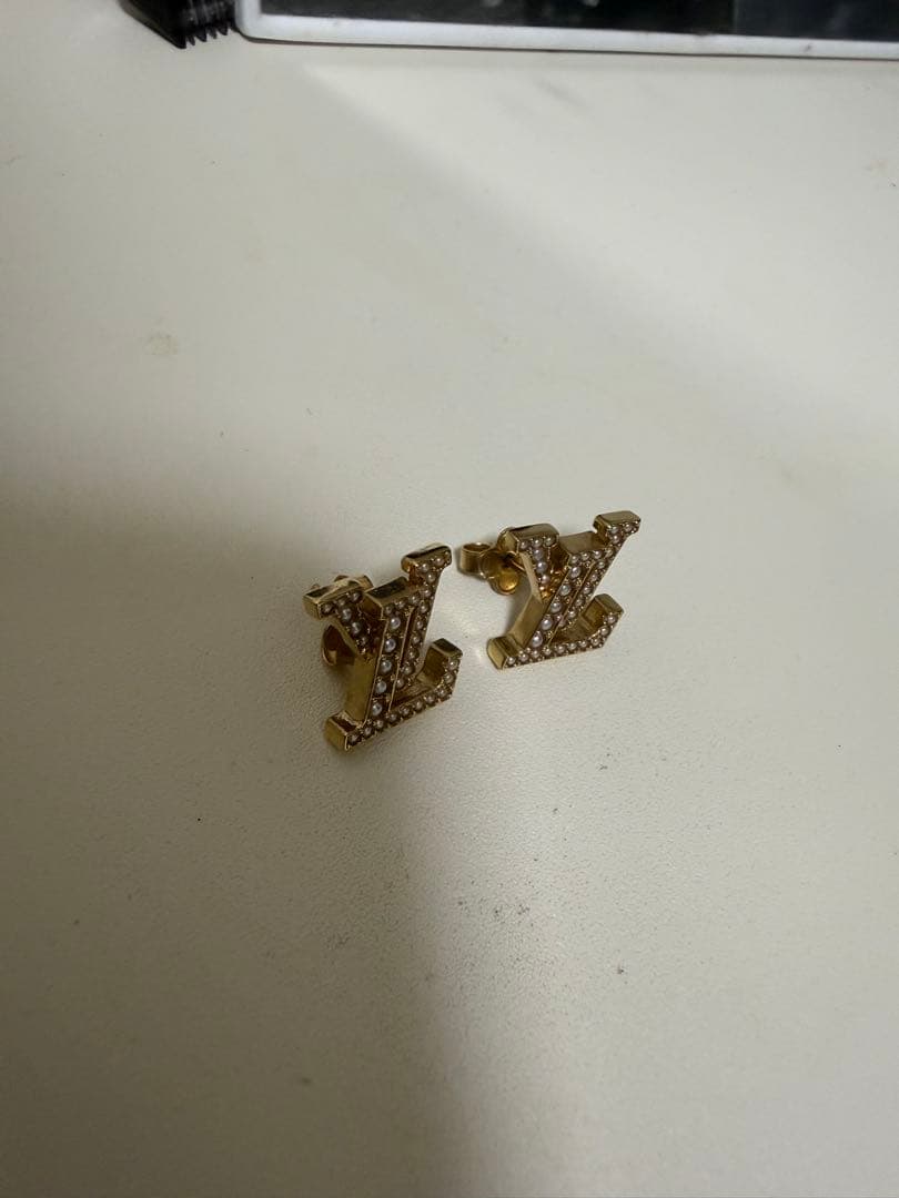 LVロゴ ストーン付きスタッドピアス