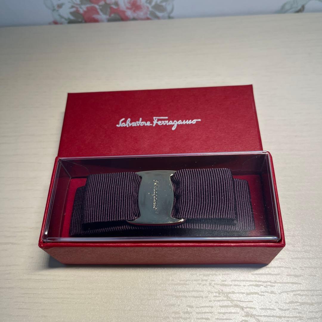 新品未使用　フェラガモ　バレッタ　ダークパープル