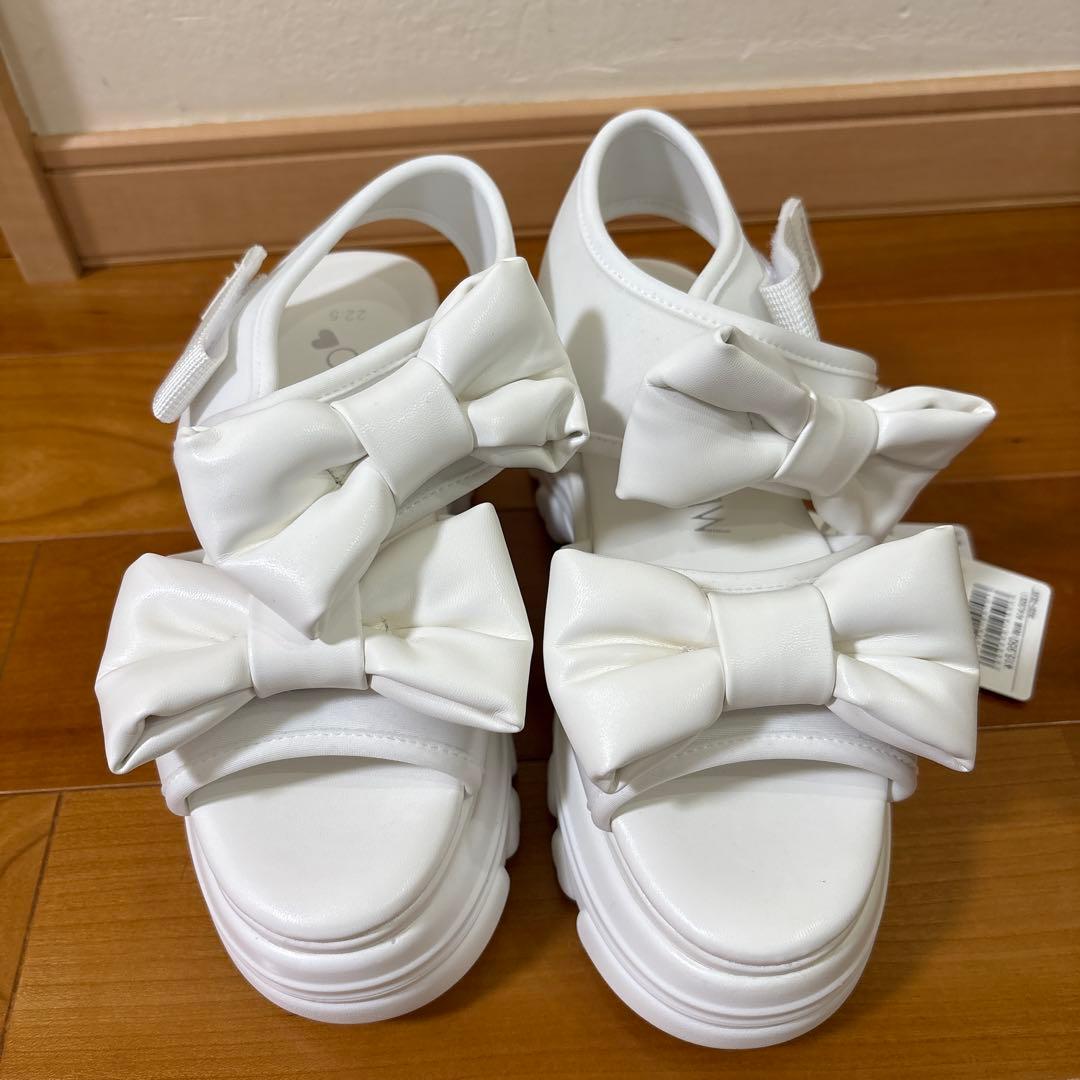 メゾピアノジュニア　リボン付きホワイト厚底サンダル　S(22〜22.5cm)