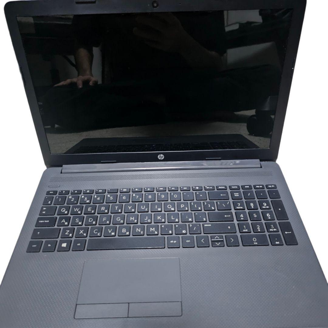 英語とロシア語のレイアウトを備えたHPグレーのラップトップ