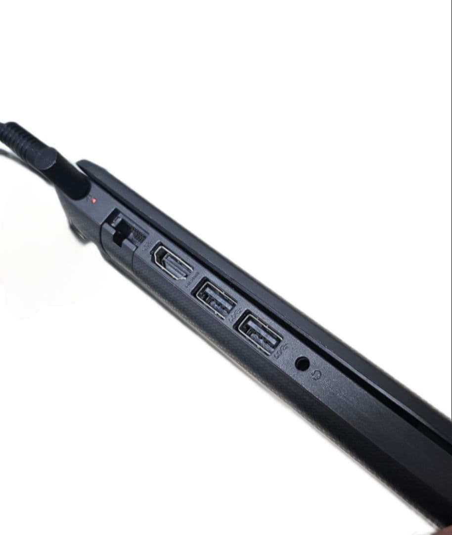 英語とロシア語のレイアウトを備えたHPグレーのラップトップ