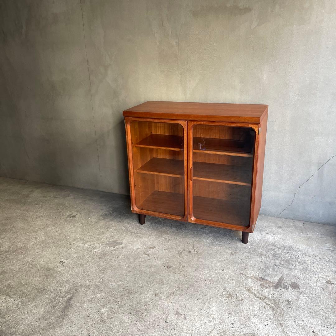 北欧スタイル　ガラス扉キャビネット 収納