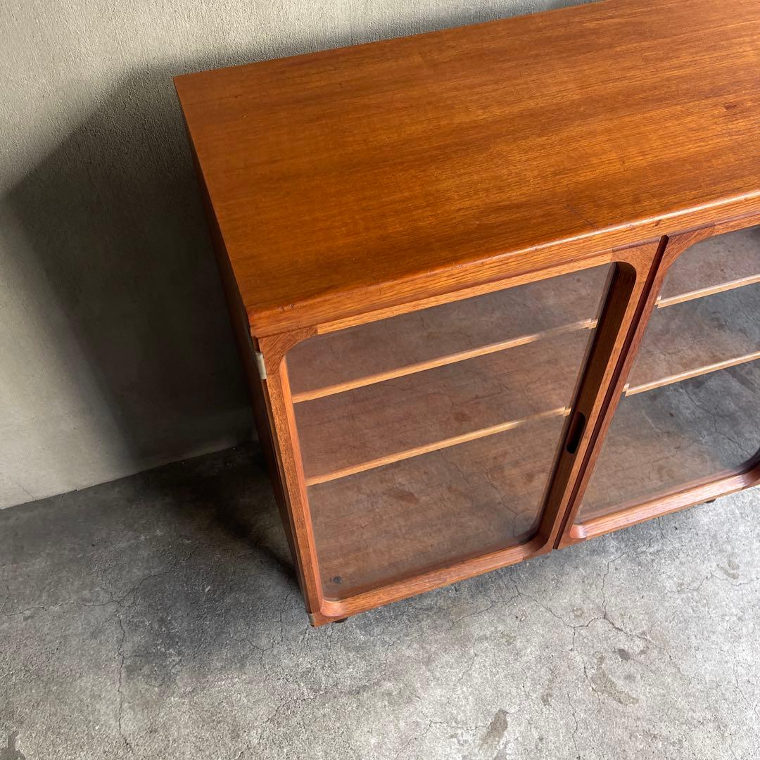 北欧スタイル　ガラス扉キャビネット 収納