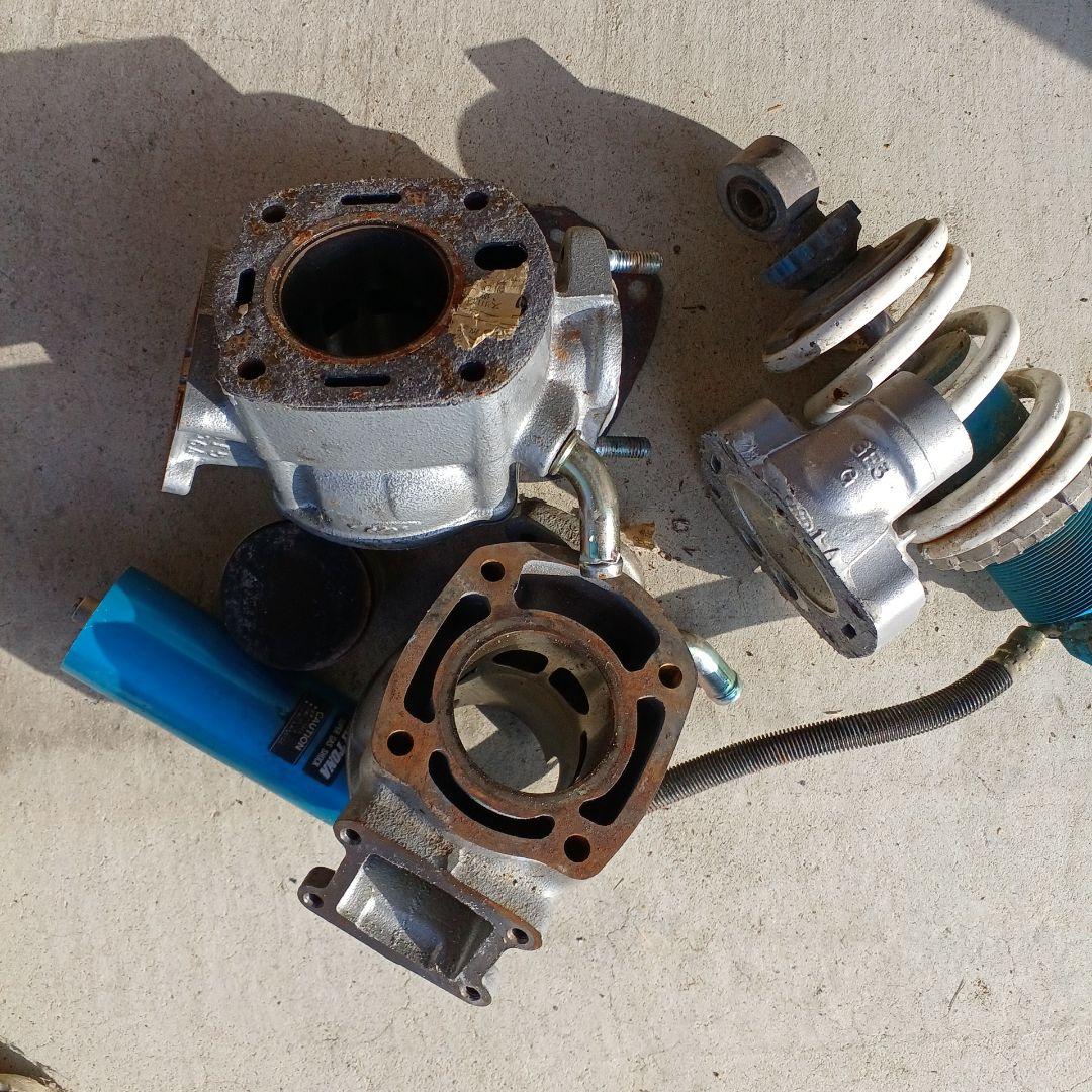 スーパーチャージャーとエンジンパーツセット