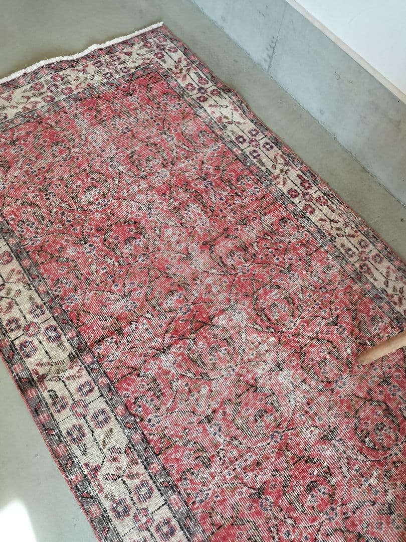 レッドにベージュ・グレー　キュートなサークルフラワーラグNo.730