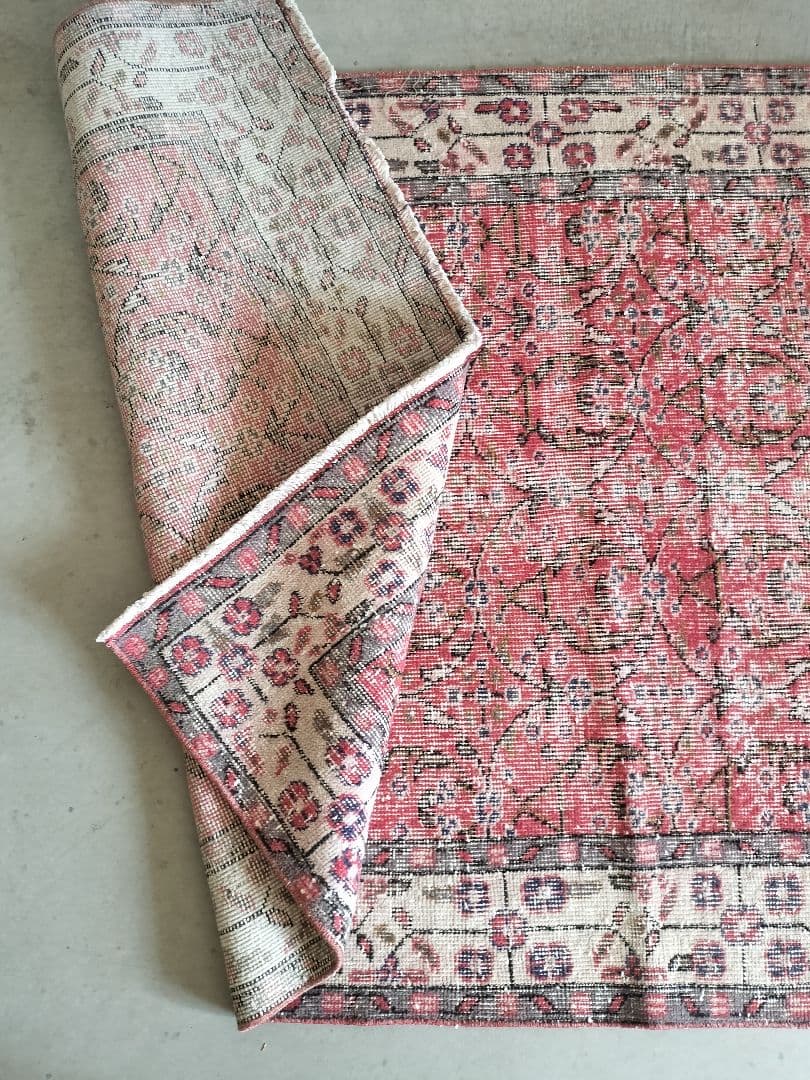 レッドにベージュ・グレー　キュートなサークルフラワーラグNo.730