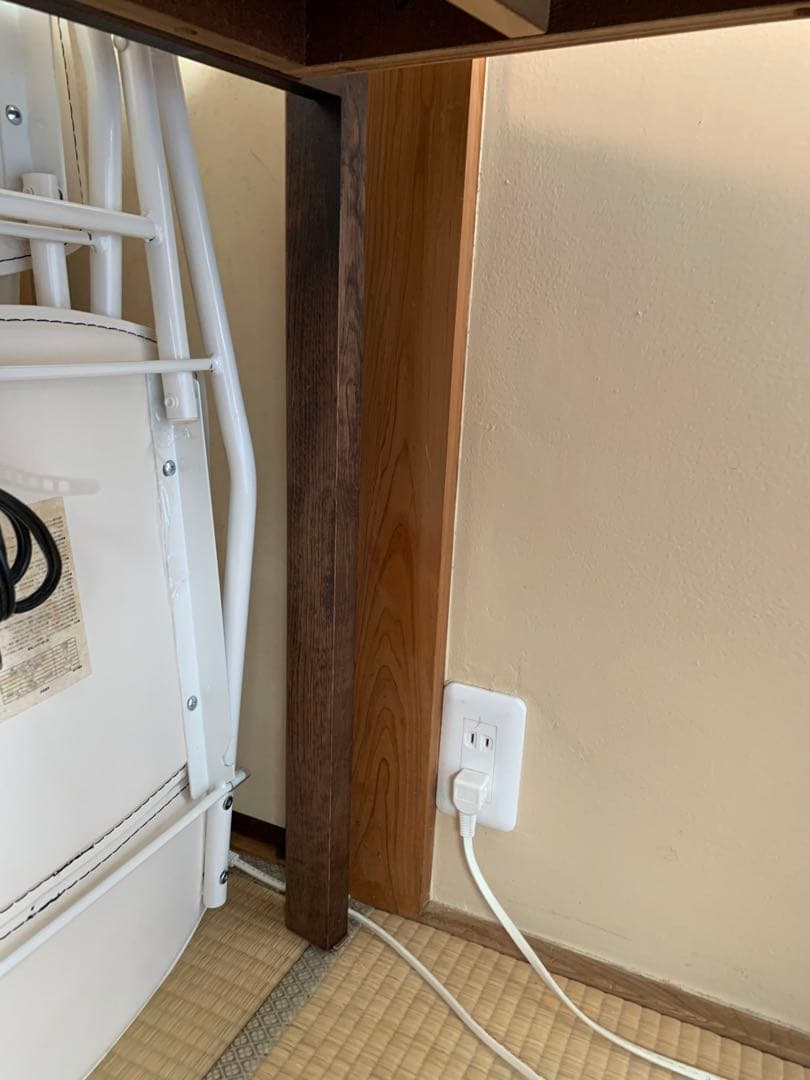 カリモクデスク　引き出し、コンセント付き