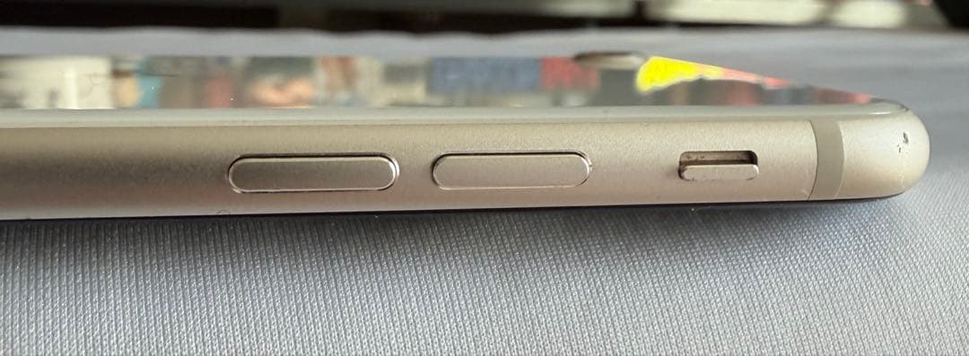 Phone SE（第3世代）64GB カメラレンズ割れ