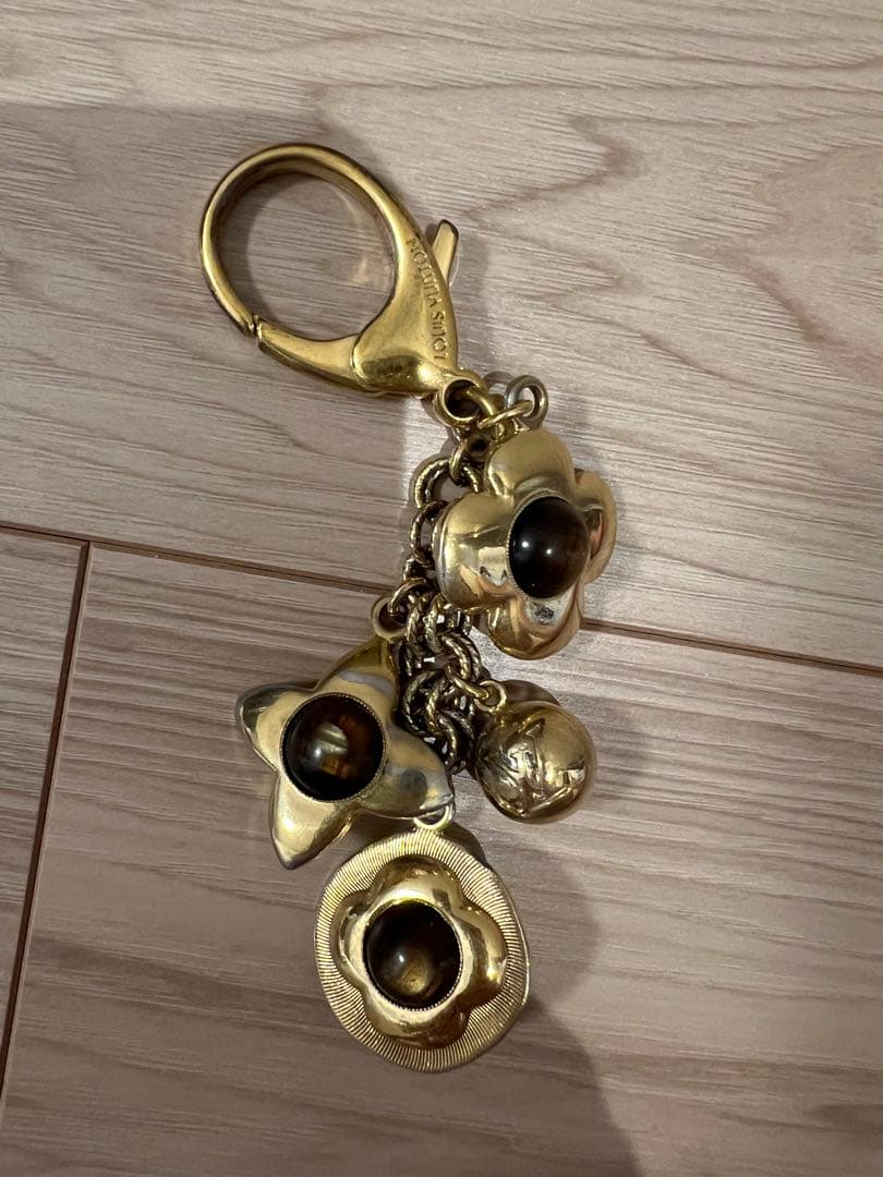 フラワー型チャーム付きキーホルダー