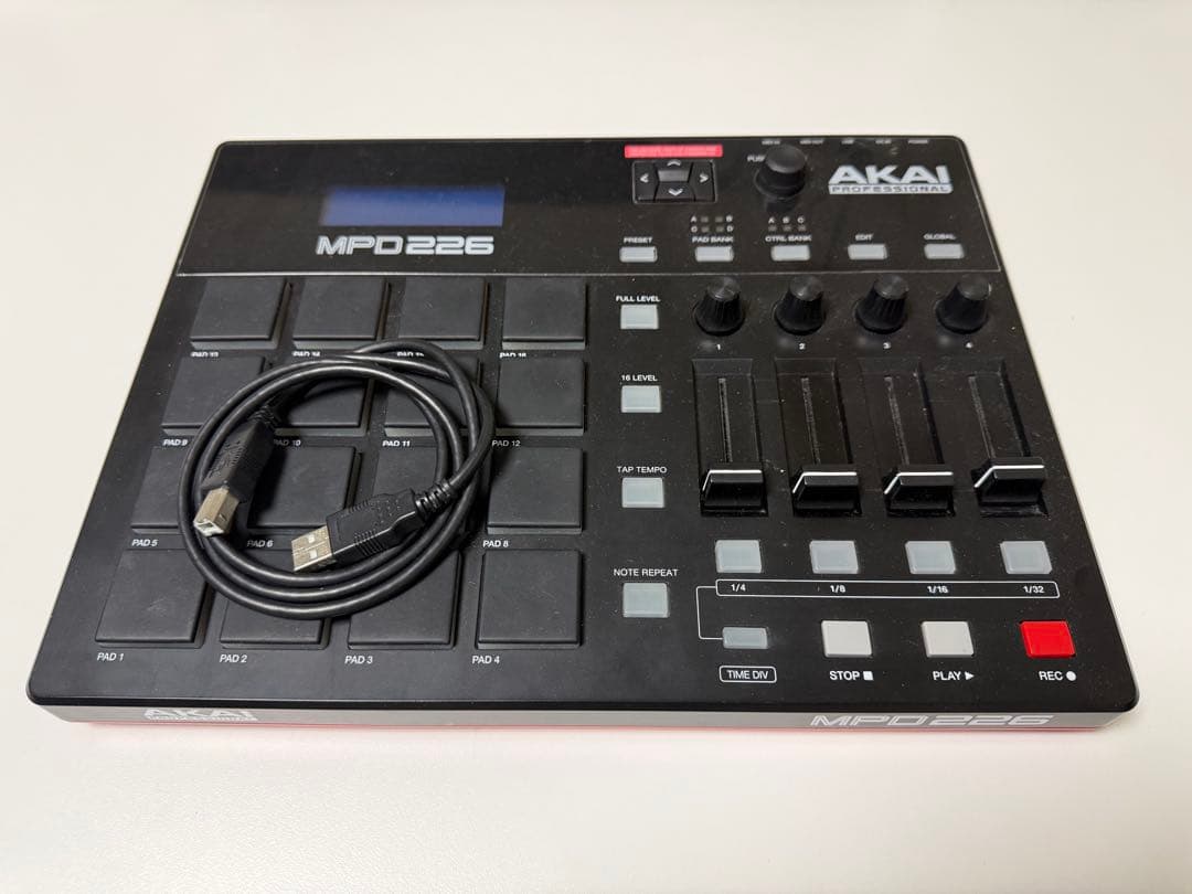 AKAI MPD226 MIDIパッド