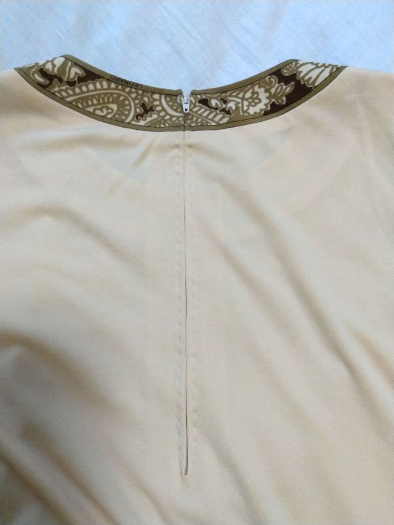 クリーム色 長袖チュニック 金色刺繍 レオナール