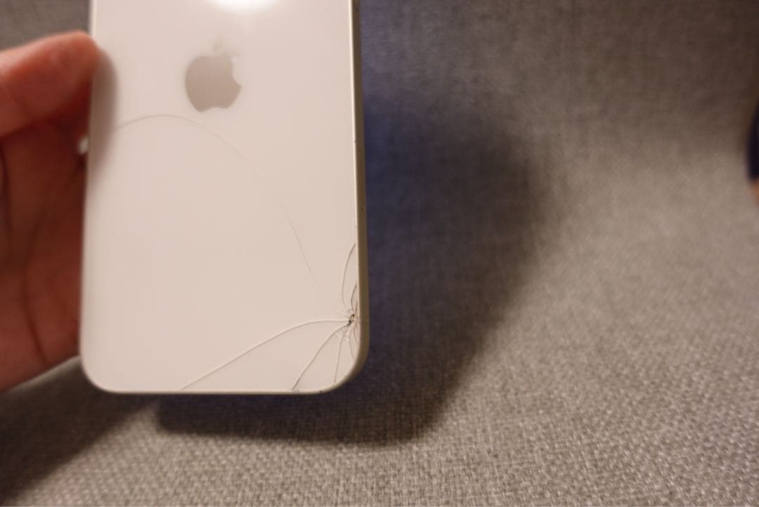 Apple iPhone14plus 背面割れあり