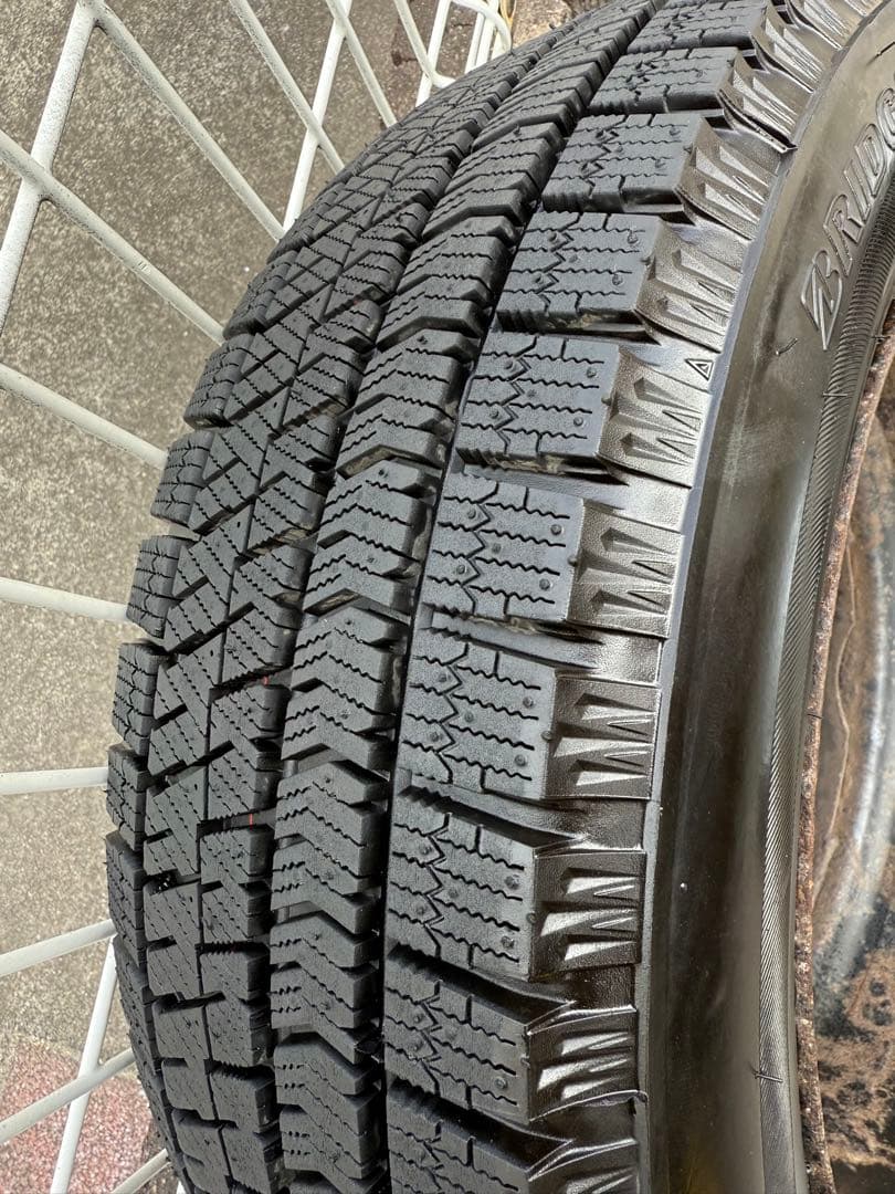 2024年製 スタッドレス タイヤ付き 8穴スチールホイール 4本セット✨溝あり